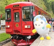 長良川鉄道観光列車「ながら」と良良ちゃん