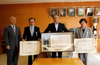 叙勲受章者への伝達式写真
