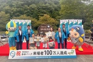 9.28　100万人達成記念写真.jpg