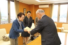市民団体からの熊本地震義援金受領写真