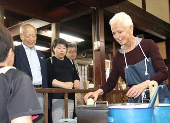 カイゼルスベルク議長郡上市来訪（サンプル作り）